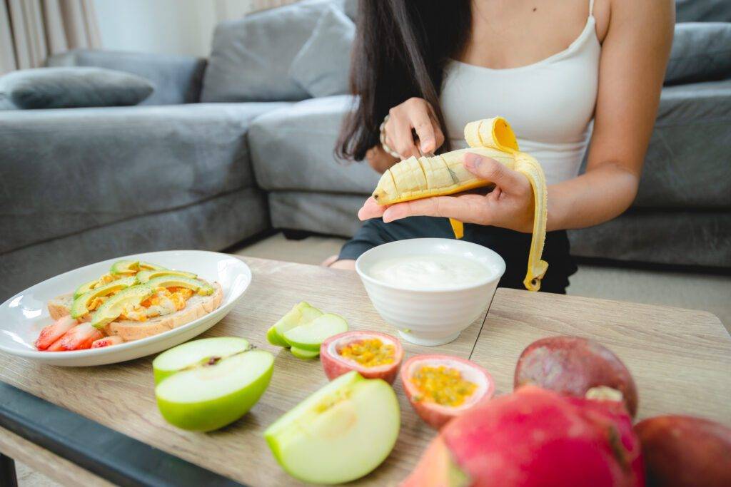 A women is preparing his snack in advance for weight loss