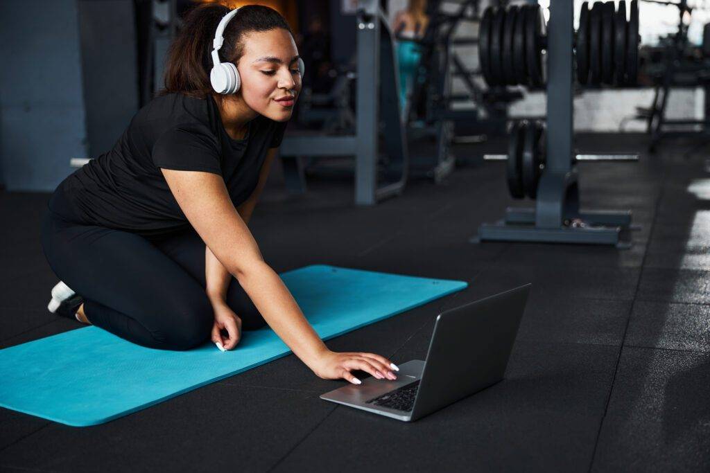 fitness blog showcasing a women in gym using laptop